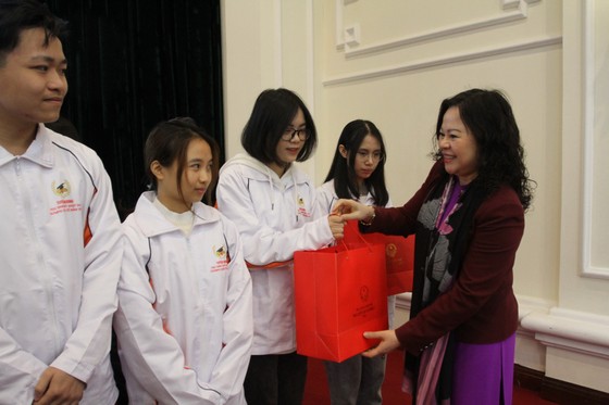 Thứ trưởng Bộ GD-ĐT Ngô Thị Minh trao quà của Thủ tướng Chính phủ cho các em học sinh đoạt giải Olympic quốc tế năm 2020