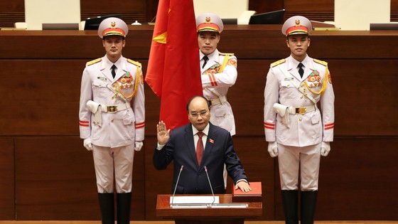 Tân Chủ tịch nước Nguyễn Xuân Phúc tuyên thệ nhậm chức. Ảnh: VIẾT CHUNG