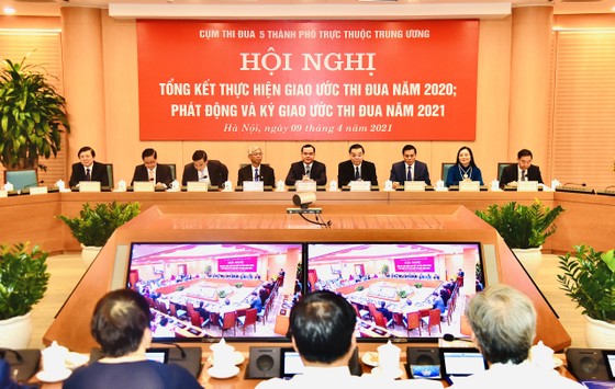Hội nghị ký giao ước thi đua của 5 thành phố lớn