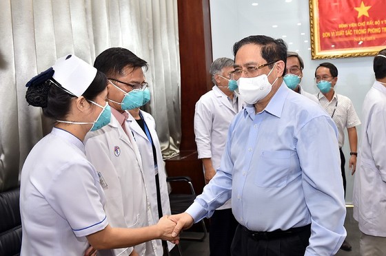 Thủ tướng Phạm Minh Chính gửi thư khen những “chiến sĩ áo trắng” ở tuyến đầu chống dịch ảnh 1