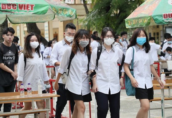 Thí sinh phấn khởi vì đề thi Ngữ văn nhẹ nhàng ảnh 1