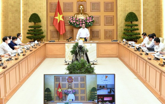 Thủ tướng Phạm Minh Chính chủ trì cuộc họp trực tuyến của Thường trực Chính phủ với TPHCM và các tỉnh Bình Dương, Đồng Nai, Long An. Ảnh: VIẾT CHUNG