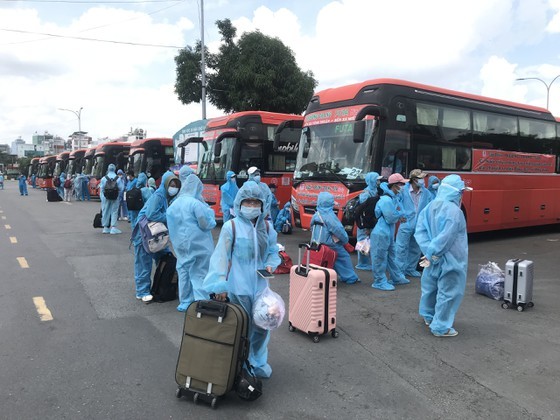 Đưa 600 người dân Phú Yên tại TPHCM về quê tránh dịch. Ảnh: QUỐC HÙNG