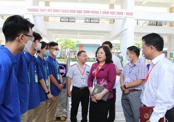 Bộ trưởng Bộ GD-ĐT động viên sĩ tử Thừa Thiên - Huế trước giờ thi Ngữ văn ảnh 4 Bộ trưởng Bộ GD-ĐT động viên sĩ tử Thừa Thiên - Huế trước giờ thi Ngữ văn ảnh 4