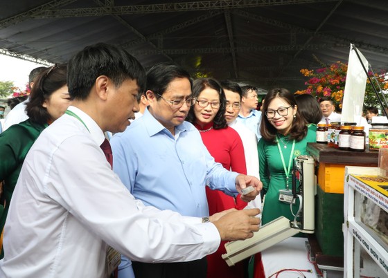 Thủ tướng Phạm Minh Chính và các đại biểu thăm các khu trưng bày giới thiệu sản phẩm khoa học công nghệ. Ảnh: QUANG PHÚC