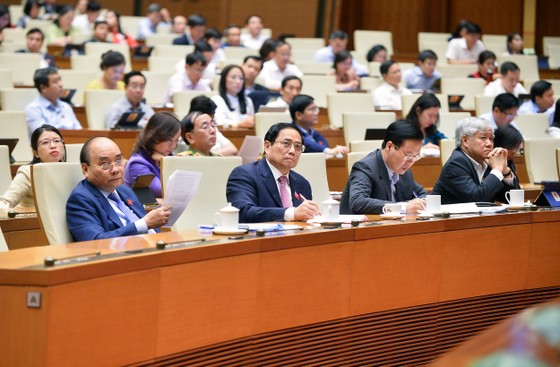 Các đồng chí lãnh đạo Đảng, Nhà nước tham dự phiên thảo luận chiều 28-10. Ảnh: VIẾT CHUNG