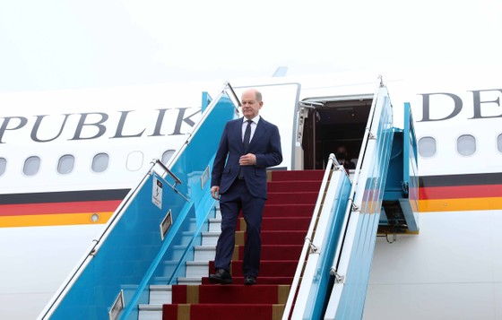 Thủ tướng Cộng hòa Liên bang Đức Olaf Scholz tới sân bay Nội Bài (Hà Nội) bắt đầu chuyến thăm chính thức Việt Nam, chiều 13-11. Ảnh: VIẾT CHUNG