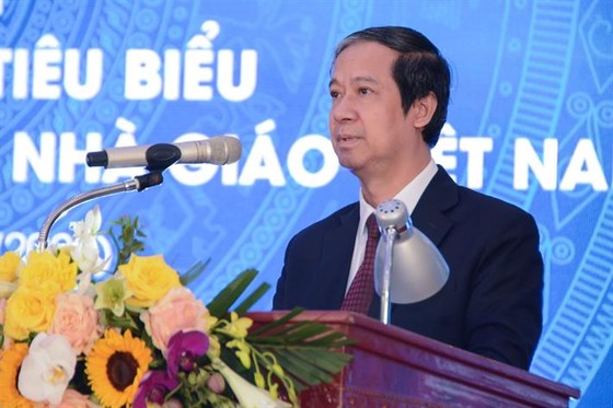 Bộ trưởng Bộ GD-ĐT Nguyễn Kim Sơn tặng bằng khen cho 400 nhà giáo tiêu biểu ảnh 1