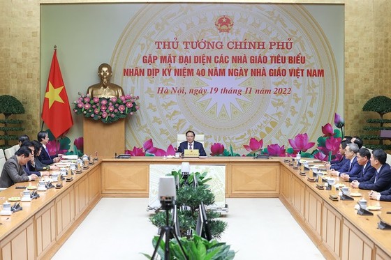 Thủ tướng: Giáo viên phải được thụ hưởng mức tương xứng với công sức của mình ảnh 1