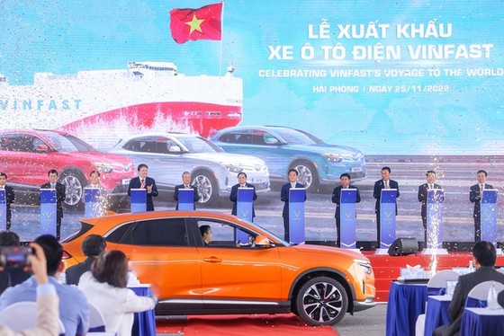 Xuất khẩu lô ô tô điện thông minh đầu tiên ảnh 2