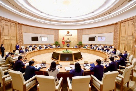 Khắc phục triệt để tình trạng thiếu xăng dầu, thuốc, vật tư y tế, thúc đẩy tiêm chủng ảnh 1