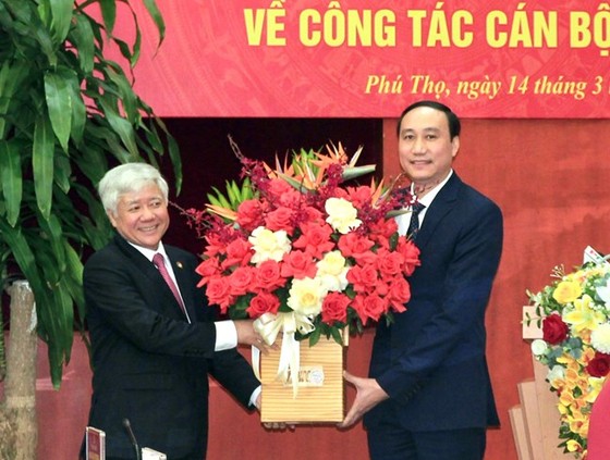 Chủ tịch Ủy ban Trung ương MTTQ Việt Nam Đỗ Văn Chiến (trái) chúc mừng đồng chí Phùng Khánh Tài