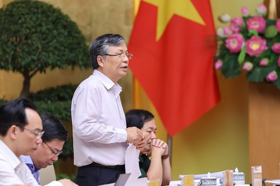 Thứ trưởng Bộ Nội vụ Nguyễn Trọng Thừa báo cáo tại phiên họp.