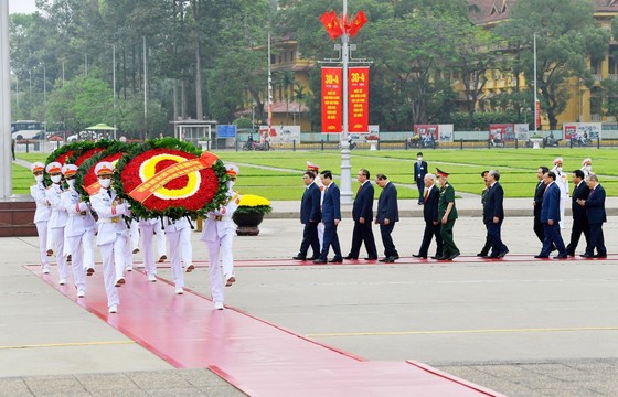 Lãnh đạo Đảng, Nhà nước viếng Chủ tịch Hồ Chí Minh, dâng hương tưởng niệm các Anh hùng liệt sĩ ảnh 1