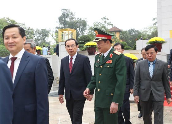 Lãnh đạo Đảng, Nhà nước viếng Chủ tịch Hồ Chí Minh, dâng hương tưởng niệm các Anh hùng liệt sĩ ảnh 6