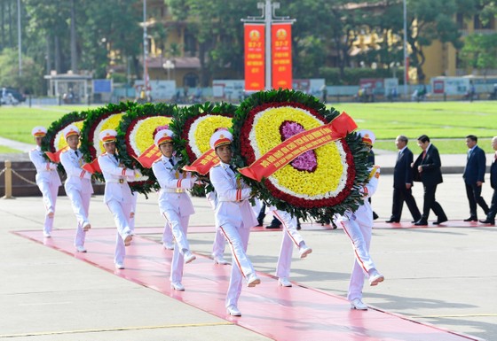 Lãnh đạo Đảng, Nhà nước tưởng niệm các anh hùng liệt sĩ ảnh 2