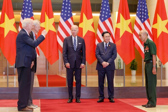 chu-tich-quoc-hoi-vuong-dinh-hue-va-tong-thong-joe-biden-chung-kien-le-trao-ky-vat-nhat-ky-chien-tranh-chieu-11-9-anh-viet-chung-8416.jpg