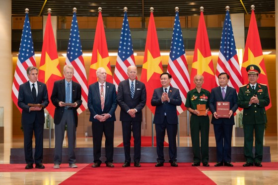 chu-tich-quoc-hoi-vuong-dinh-hue-va-tong-thong-joe-biden-cung-lanh-dao-hoi-cuu-chien-binh-bo-quoc-phong-viet-nam-trao-tang-cac-ky-vat-chien-tranh-cho-phia-bo-quoc-phong-hoa-ky-3559.jpg