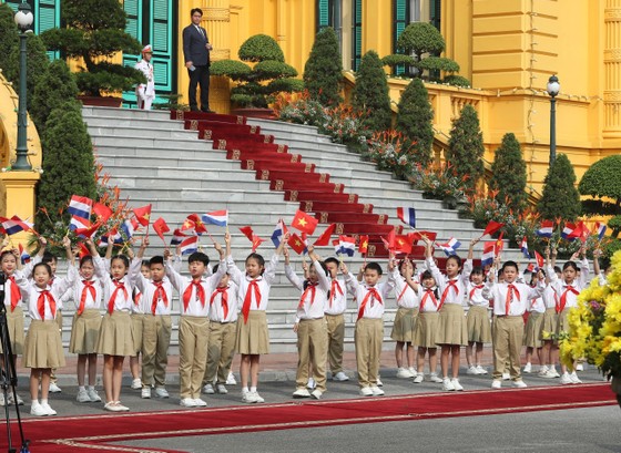 Các cháu thiếu nhi chào đón Thủ tướng Hà Lan Mark Rutte. Ảnh: QUANG PHÚC