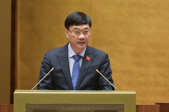 Chủ nhiệm Ủy ban Kinh tế của Quốc hội Vũ Hồng Thanh trình bày báo cáo giải trình, tiếp thu, chỉnh lý dự thảo Luật Đất đai (sửa đổi). Ảnh: QUANG PHÚC