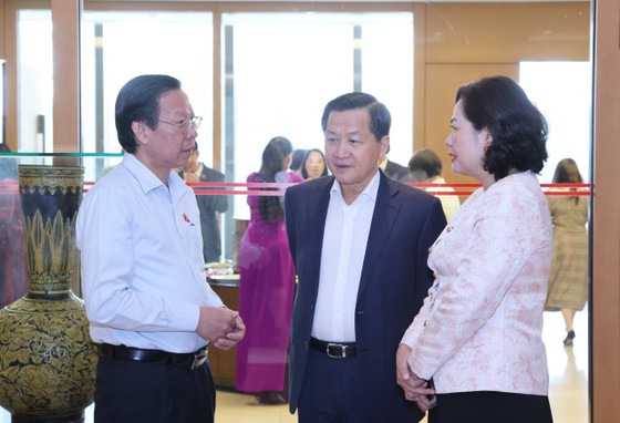 Phó Thủ tướng Lê Minh Khái trao đổi với Chủ tịch UBND TPHCM Phan Văn Mãi và Thống đốc Ngân hàng Nhà nước Nguyễn Thị Hồng, sáng 20-11. Ảnh QUANG PHÚC