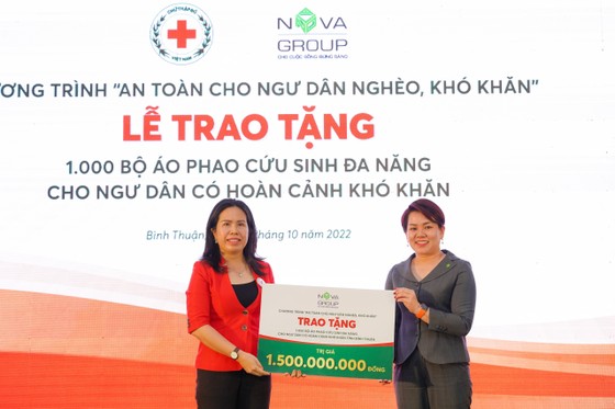 Tặng 1.000 bộ áo phao cứu sinh cho ngư dân ảnh 2