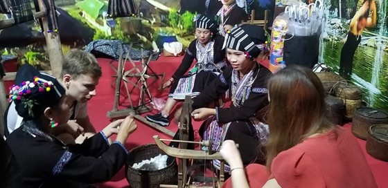 Khách tấp nập vui chơi, mua tour Tết 2023 ảnh 3
