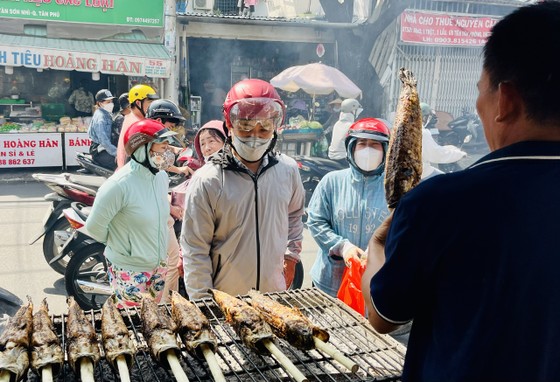 Nhộn nhịp mua vàng ngày vía Thần Tài tại TPHCM ảnh 6