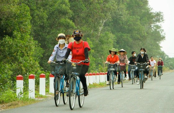 Du khách trải nghiệm đạp xe trên tuyến đường Lê Minh Xuân, huyện Bình Chánh