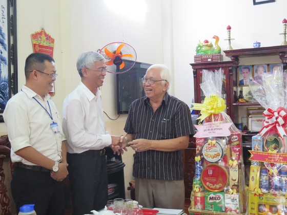 Phó Chủ tịch UBND TPHCM Võ Văn Hoan thăm, tặng quà các gia đình chính sách ảnh 2