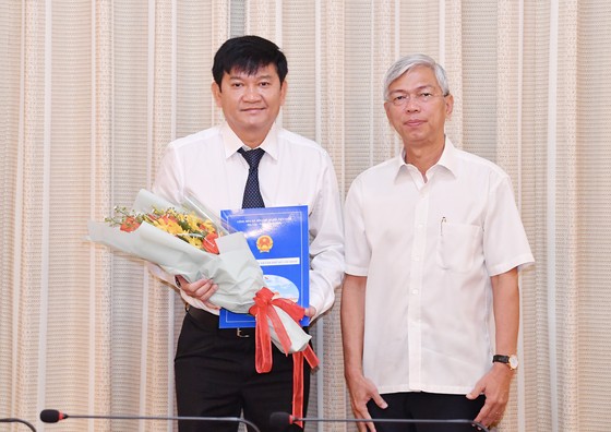 Phó Chủ tịch UBND TPHCM Võ Văn Hoan trao quyết định cho ông Trần Quang Minh. Ảnh: VIỆT DŨNG