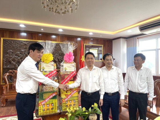 Phó Chủ tịch UBND TPHCM Lê Hòa Bình thăm, chúc tết các cơ quan, đơn vị ảnh 2
