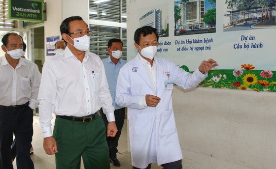 Bí thư Thành ủy TPHCM Nguyễn Văn Nên thăm cán bộ công an mắc Covid-19 ảnh 3