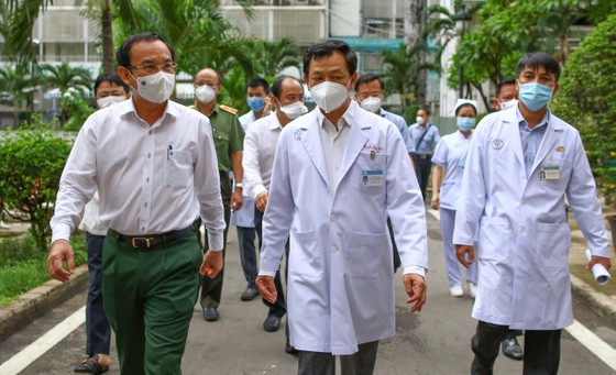 Bí thư Thành ủy TPHCM Nguyễn Văn Nên thăm cán bộ công an mắc Covid-19 ảnh 1