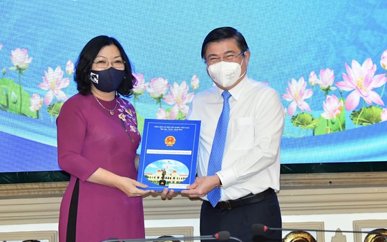 Đồng chí Lê Đức Thanh làm Chủ tịch UBND quận 1, Nguyễn Thị Thu Hường làm Chủ tịch UBND quận 10 ảnh 2