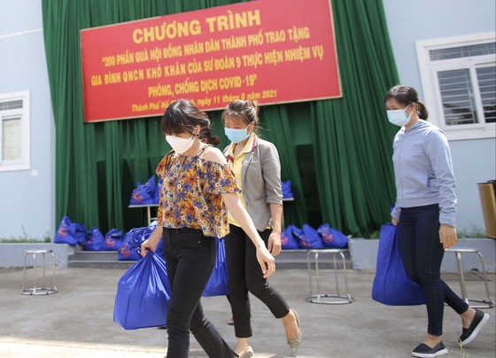 Chủ tịch HĐND TPHCM Nguyễn Thị Lệ cùng các đại biểu trao tận tay 10.000 phần quà hỗ trợ người dân ảnh 11