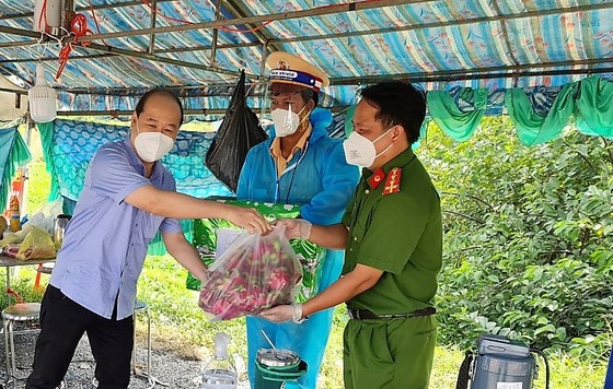 Bí thư Huyện ủy Củ Chi Nguyễn Quyết Thắng thăm, động viên các lực lượng tuyến đầu chống dịch Covid-19 tại huyện Củ Chi