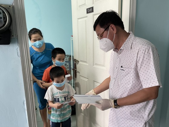 Trao quà hỗ trợ cho người dân vừa di dời từ nhà trọ lụp xụp tới nhà nghỉ, chung cư ảnh 7
