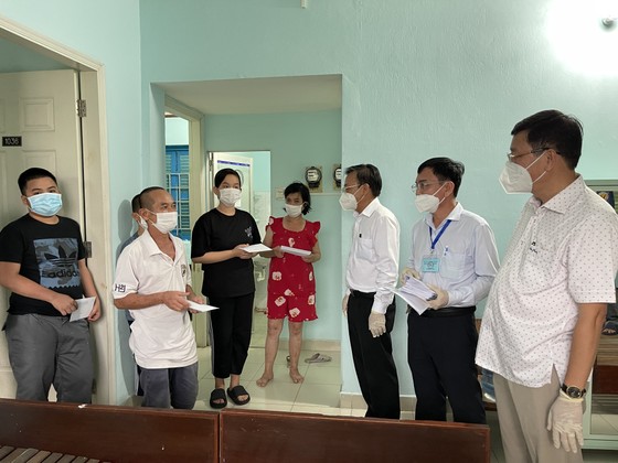 Trao quà hỗ trợ cho người dân vừa di dời từ nhà trọ lụp xụp tới nhà nghỉ, chung cư ảnh 5