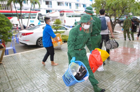 Trao quà hỗ trợ cho người dân vừa di dời từ nhà trọ lụp xụp tới nhà nghỉ, chung cư ảnh 15