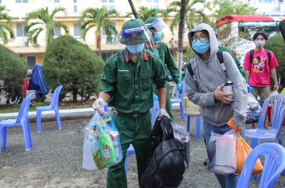 Trao quà hỗ trợ cho người dân vừa di dời từ nhà trọ lụp xụp tới nhà nghỉ, chung cư ảnh 16