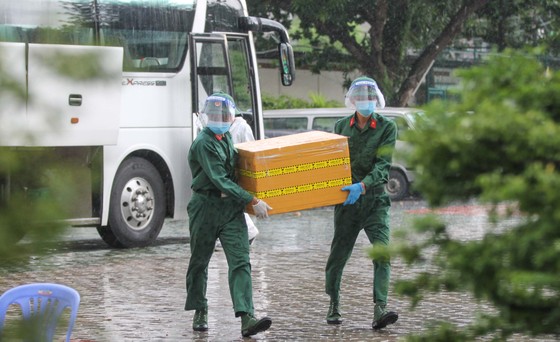 Trao quà hỗ trợ cho người dân vừa di dời từ nhà trọ lụp xụp tới nhà nghỉ, chung cư ảnh 14