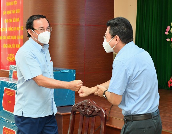 Bí thư Thành ủy TPHCM Nguyễn Văn Nên: Từng bước đưa cuộc sống trở lại trạng thái bình thường mới ảnh 3