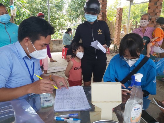 TPHCM: Các phường, xã, thị trấn đồng loạt chi hỗ trợ đợt 3 cho người dân ảnh 8