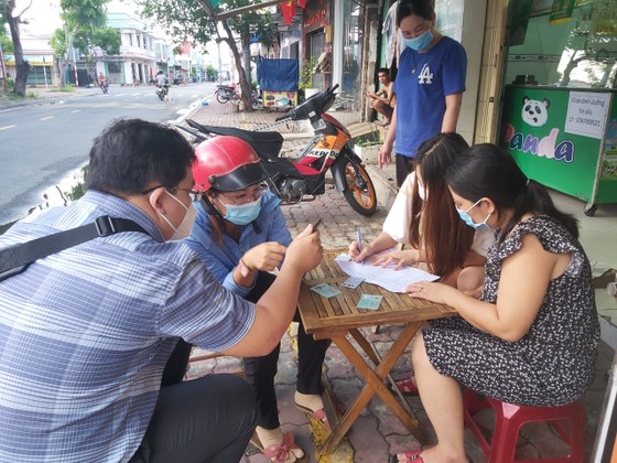 TPHCM: Các phường, xã, thị trấn đồng loạt chi hỗ trợ đợt 3 cho người dân ảnh 5