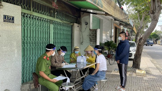 TPHCM: Các phường, xã, thị trấn đồng loạt chi hỗ trợ đợt 3 cho người dân ảnh 12