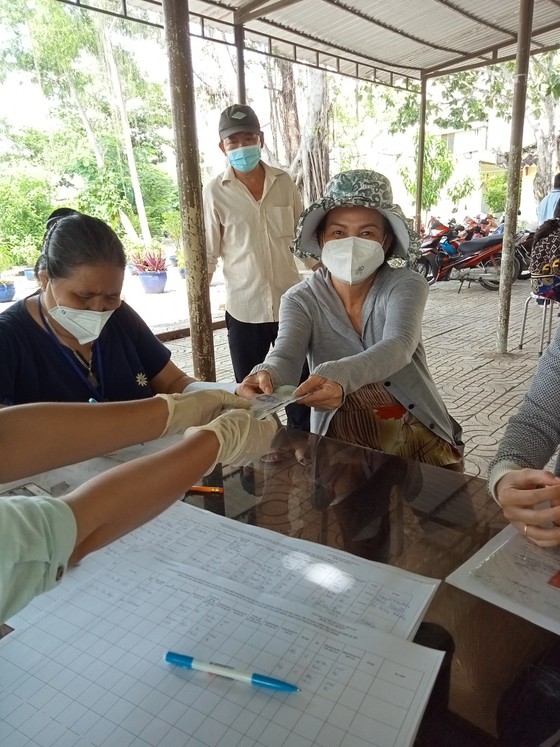 TPHCM: Các phường, xã, thị trấn đồng loạt chi hỗ trợ đợt 3 cho người dân ảnh 3