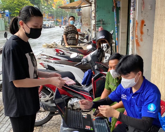 TPHCM: Các phường, xã, thị trấn đồng loạt chi hỗ trợ đợt 3 cho người dân ảnh 13