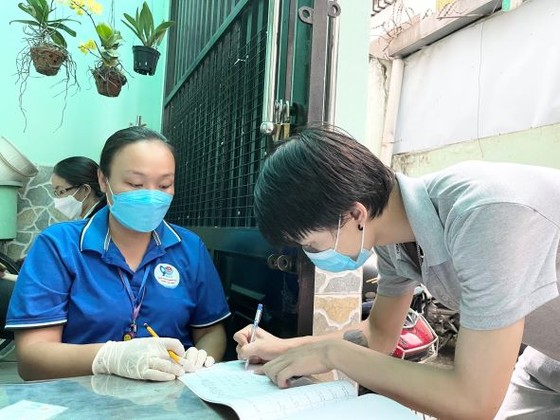 TPHCM: Các phường, xã, thị trấn đồng loạt chi hỗ trợ đợt 3 cho người dân ảnh 4