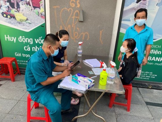TPHCM: Các phường, xã, thị trấn đồng loạt chi hỗ trợ đợt 3 cho người dân ảnh 10